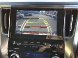 バックガイドモニターで、後方を確認しながら安心して駐車することができます。運転初心者も熟練者も必須の機能ですよ!
