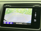 後方の様子を画面で確認でき、ガイド線も表示されるため、駐車時に車両と周囲との位置関係を把握しやすくなります。目視で周囲を確認しながら、後退時の操作をサポートします。