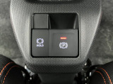 【電動パーキングブレーキ+オートブレーキホールド機能】 指先だけで簡単に操作が可能なパーキングブレーキ、スイッチを押すとブレーキペダルから足を離してもブレーキを保持できるオートブレーキホールド搭載。