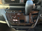 オートエアコンでパネルタッチするだけで操作が可能です(^^)☆AUTOにすれば簡単に車内の空調を快適に調整してくれます♪嬉しいシートヒーター付き(^^)