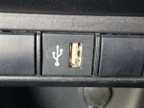 充電用USB端子付き。スマートフォンなどの充電に便利です。