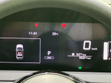 速度やシフト位置、航続可能距離などの情報がまとまり、必要な表示を運転席から確認しやすい構成です。状態を把握しながら日々の運転をサポートする、見やすさに配慮された装備です。
