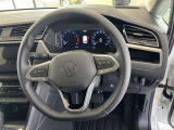 マルチファンクションステアリングを装備。運転中によく使用する各種機能を手元から操作できます。