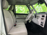明るい色合いのシートと大きな窓が、運転席まわりに開放感をもたらします。視界を確保しやすい室内レイアウトで、座面や背もたれもゆったりとした形状。毎日の移動を心地よく支えます。
