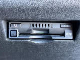 【ETC】有料道路を利用する際に料金所で停止することなく通過できる、ETC車載器(ノンストップ自動料金収受システム機器)が装備されています。セットアップを行うことで利用可能になります。