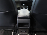 運転席・助手席間のアームレスト。充電用のUSBポートも付いてます♪