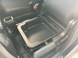 ☆シートアンダーボックス!小物を収納すれば車内スッキリ!助手席にスーパーの袋を置くと、ブレーキを踏んだ瞬間に倒れて散らばってしまう事ってありませんか?ここに買物袋を置けば、そんな心配も必要ありません☆