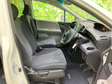 運転席からの視界は広く、運転操作もスムーズに行えます。シートの形状も工夫されており、長距離運転でも疲れにくいでしょう。