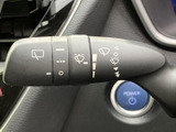 レバー上の表示が見やすく、必要な操作を確認しながら扱いやすい設計です。運転席から手の届く位置にまとまっているため、天候の変化に合わせた対応にも活用でき、普段使いで頼りになります。