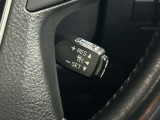 【レーダークルーズコントロール】ミリ波レーダーが車間距離を測って設定車速内で車速に比例した車間距離を保ちながら追従走行する装置で近づきすぎたときは自動でブレーキし、離れすぎたときには自動増速もする。