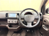 シンプルな運転席周りです。インパネ周りの各操作スイッチ類も使いやすいよう配置されています!