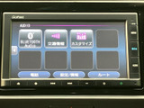 Bluetooth Audioや交通情報、カスタマイズなどのメニューを表示。使いたい項目を画面で確認しながら選べるため、移動中も目的に応じた情報や音源へアクセスしやすい構成です。