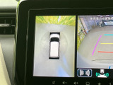 車両周辺の映像と後方の状況を画面で確認でき、駐車時の周囲確認をサポートします。ガイドラインも表示され、停車位置を把握する際に役立ちます。