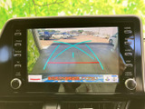 後方の映像にガイド線が重なり、駐車時に周囲との距離感を確かめる目安になります。画面で後方の状況を確認しながら、切り返しや車庫入れを進められる便利なサポート装備です。駐車時の確認に役立ちます。