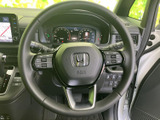 握りやすいステアリングは、運転の楽しさを向上させます。操作性にも優れており、快適なドライビングをサポートします。