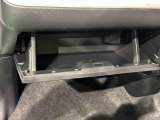 大きな荷物を収納できる、便利な助手席グローブボックス