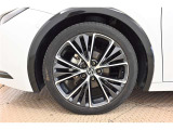 純正なので車に似合うデザインになっていますね。スタッドレスタイヤもご相談下さい。