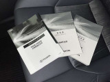 メンテナンスノート、取扱説明書です。 その車の整備記録が事細やかに記録されています。 車が生まれてから今までどのような道を歩んできたのか判るとても重要な物ですよ。