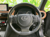 握りやすいステアリングは、運転操作をスムーズに行えます。オーディオやハンズフリー通話など、便利な機能も操作可能。快適な運転体験を提供します。