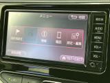使いやすいインターフェースで、スムーズな操作が可能です。目的地設定やオーディオ操作も直感的に行えます。