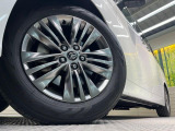 【純正18インチアルミホイール】外観にマッチした純正アルミホイールを装着しております。各種社外アルミホイールや、スタッドレスタイヤも取扱いしております。是非ご相談ください♪