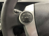 ステアリングスイッチ付きで、運転中に視線を前に向けたまま操作できます。