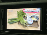 停車中にテレビ番組を視聴できる画面を備えています。休憩時間などに映像を楽しめる便利な装備で、画面には番組内容も表示されています。状況に応じてご活用いただけます。