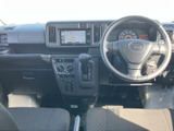 ナビ画面とオーディオが運転席から見やすい位置にまとまり、空調やシフト操作部も近くに配置されています。必要な装備を確認しやすく、日常の移動を支えます。