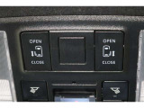 両側電動スライドドアはドアの直接操作以外にも運転席からのスイッチ操作やリモコン操作でも開閉が可能!狭い駐車場などでもドアの開閉が楽々・安心ですね!