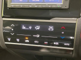 【オートエアコン】一度お好みの温度に設定すれば、車内の温度を検知し風量や温度を自動で調整。暑い&hellip;寒い&hellip;と何度もスイッチ操作をする必要はありません。快適な車内空間には必須の機能ですね♪