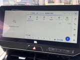目的地設定や音楽再生も直感的に操作できる高性能ナビゲーションシステムです。お気に入りの音楽をクリアな音質で楽しめます。