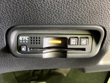 ETC車載器を備えており、高速道路などの料金所を通過する際に便利です。カードの差し込み部と状態表示が確認しやすく、料金所での支払いをスムーズにしたい方におすすめです。