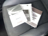 メンテナンスノート、取扱説明書ですね。 車の情報が凝縮されています。 車の整備記録が記載されている大事な物ですよ。
