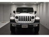 Jeep伝統の7スロットグリルが存在感ありますね。