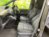 前席は視界が広く、運転席と助手席それぞれでゆったりと過ごせる空間です。シートの形状が身体を支え、見通しのよい室内で日々の移動も落ち着いてお楽しみいただけます。