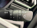 周りの明るさに応じて点灯するオートライト。ワンタッチターンシグナル機能付き方向指示器になっています。レバーはターン位置で固定されず、手を離すと元の位置に戻ります。