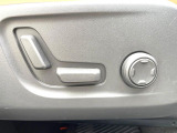 【メモリー機能付きパワーシート】ドライバーごとに設定したシート位置を記憶して、ボタン一つで切り替えできる便利な機能!運転する方が複数名いらっしゃるご家庭におすすめです。