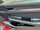 パワーウインドーやドアミラー調整などのスイッチを運転席ドアに集約。手元で各機能を操作できます。