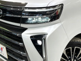 【LEDヘッドライト】悪天候や夜間走行時も良好な視界を確保し安心して運転できる高輝度LEDヘッドライトを装備!点灯速度が早く、消費電力も抑えられています。