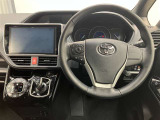 高いホールド性で運転姿勢が安定します。長距離ドライブでも疲れにくいのが魅力です。快適なドライビングライフをお送りください♪