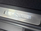 LEXUSロゴ入りイルミネーションスカッフプレート
