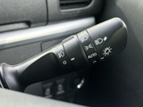 操作しやすいウインカーレバーで、安全な車線変更をサポートします。確かな操作感で、スムーズな運転を可能にします。日常の運転をより快適に。