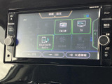 お気に入りの音楽をクリアな音質で。様々なメディアに対応し、快適なドライブ空間を演出します。長距離運転もリラックスして過ごせますね。