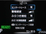 レーンディパーチャーアラートとは車線、又は走路からの逸脱の可能性を警告すると共に、車線、又は走路からの逸脱を避けるためのハンドル操作の一部を支援する機能です。詳細は販売店スタッフまでお尋ね下さい。