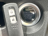 【Hondaスマートキー】カバンやポケットに入れたままでもドアの施錠・解錠が可能なスマートキーを装備。エンジンのオン・オフ時もカギを取り出す必要が無いからとっても便利です♪