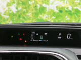 速度やシフト位置、走行に関する表示がまとまっており、運転中に必要な情報を確認しやすいメーターまわりです。表示が見やすく、車両の状況を把握しながら安心して運転に集中できます。