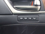ポジションメモリー付シートです。シートやステアリング、ドアミラーの位置を記録しておくことが出来るのでご家族や複数の方で車を乗られる方には便利な機能です。