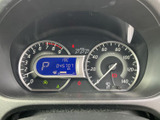 視認性の高いメーター類が、運転に必要な情報を分かりやすく表示します。運転状況を常に把握でき、安全運転をサポートします。