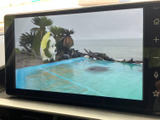 停車中には、TVや動画コンテンツをお楽しみいただけます。長距離移動の際の休憩時間などに、リラックスした時間をお過ごしください。