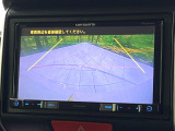 【バックカメラ】駐車時に後方がリアルタイム映像で確認できます。大型商業施設や立体駐車場での駐車時や、夜間のバック時に大活躍!運転スキルに関わらず、今や必須となった装備のひとつです!